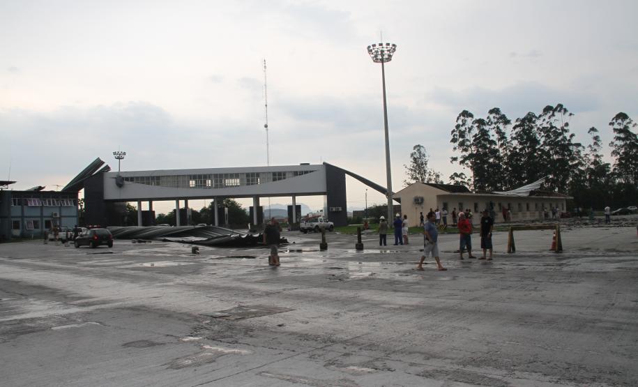 Ventania e chuva fortes causam estragos no Porto de Paranaguá Os ventos fortes e a chuva que atingiram a cidade de Paranaguá na última quarta-feira (26) causaram diversos estragos no Porto de Paranaguá. Parte da cobertura do silo público de granéis (Silão) foi arrancada; no cais, o armazém 12 teve parte do telhado danificado; e, no pátio de triagem, a nova portaria ficou parcialmente destruída.