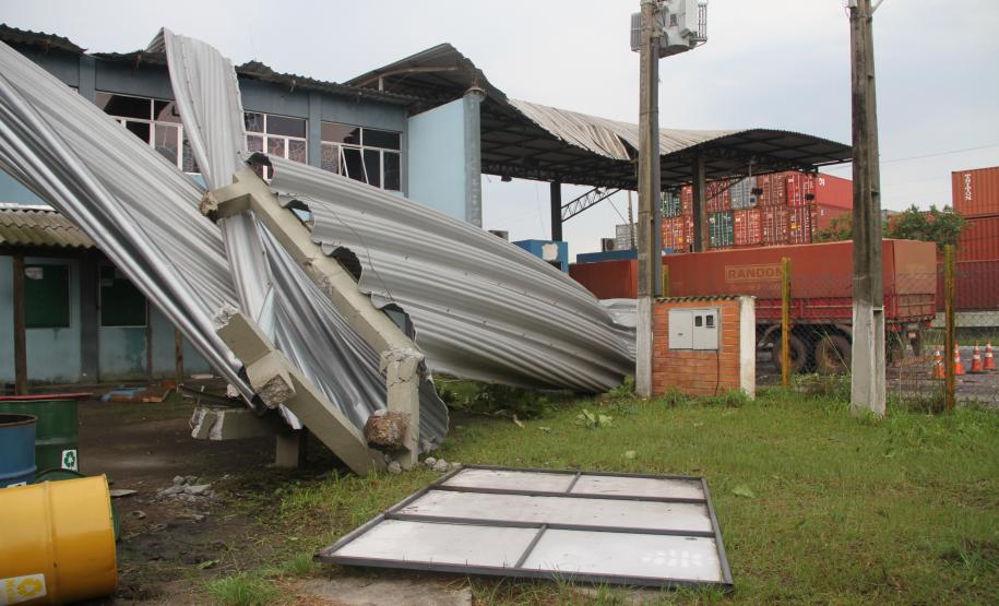 Ventania e chuva fortes causam estragos no Porto de Paranaguá Os ventos fortes e a chuva que atingiram a cidade de Paranaguá na última quarta-feira (26) causaram diversos estragos no Porto de Paranaguá. Parte da cobertura do silo público de granéis (Silão) foi arrancada; no cais, o armazém 12 teve parte do telhado danificado; e, no pátio de triagem, a nova portaria ficou parcialmente destruída.
