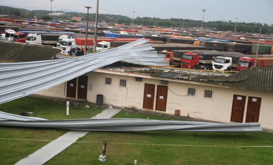 Ventania e chuva fortes causam estragos no Porto de Paranaguá Os ventos fortes e a chuva que atingiram a cidade de Paranaguá na última quarta-feira (26) causaram diversos estragos no Porto de Paranaguá. Parte da cobertura do silo público de granéis (Silão) foi arrancada; no cais, o armazém 12 teve parte do telhado danificado; e, no pátio de triagem, a nova portaria ficou parcialmente destruída.