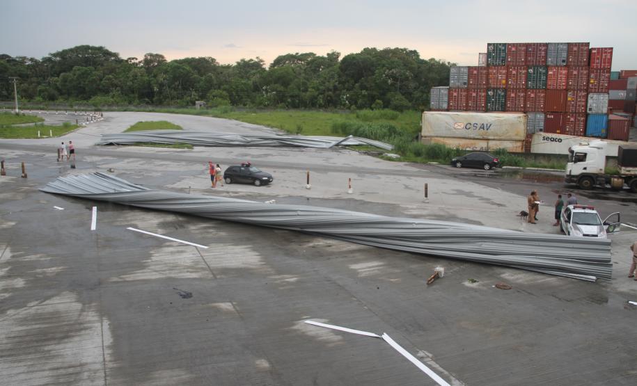 Ventania e chuva fortes causam estragos no Porto de Paranaguá Os ventos fortes e a chuva que atingiram a cidade de Paranaguá na última quarta-feira (26) causaram diversos estragos no Porto de Paranaguá. Parte da cobertura do silo público de granéis (Silão) foi arrancada; no cais, o armazém 12 teve parte do telhado danificado; e, no pátio de triagem, a nova portaria ficou parcialmente destruída.