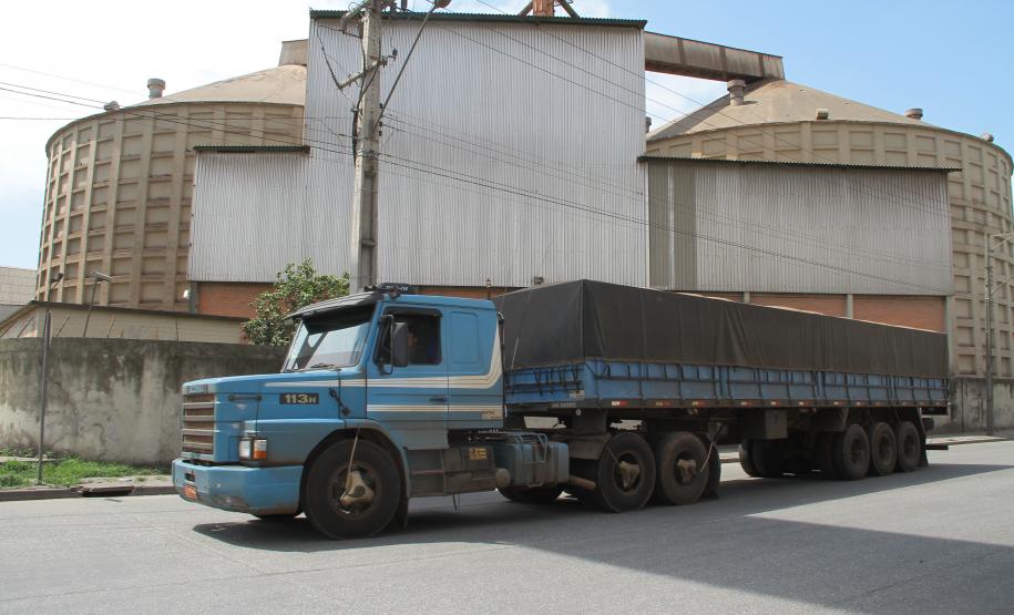 Entre as ações, está a campanha de orientação dos caminhoneiros quanto às novas rotas para a descarga. “As novas rotas começaram a valer em dezembro, mas é preciso reforçar. Por isso, vamos distribuir os mapas nas praças de pedágio e, em outdoors, lembrar que se todos fizerem sua parte, não teremos problemas durante a safra. Sem filas, garantimos o bom fluxo dos grãos e reduzimos a espera – tanto em terra quanto no mar”, afirma o superintendente da Appa, Luiz Henrique Dividino.