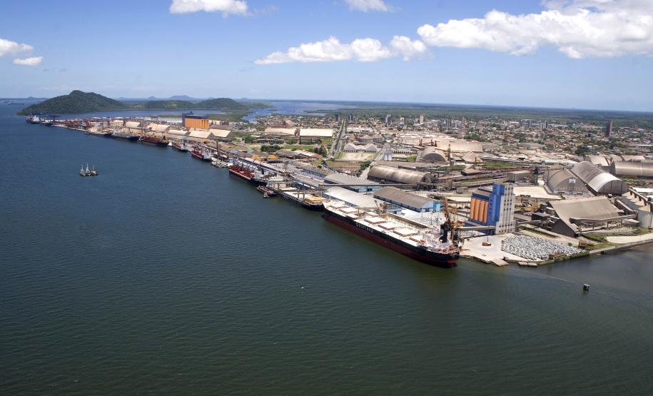 Portos paranaenses fecham 2012 com 44 milhões de toneladas movimentadas.