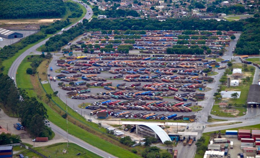 O pátio de triagem do Porto de Paranaguá registrou alta de 20% no número de caminhões recebidos, principalmente dos provenientes de outros estados.