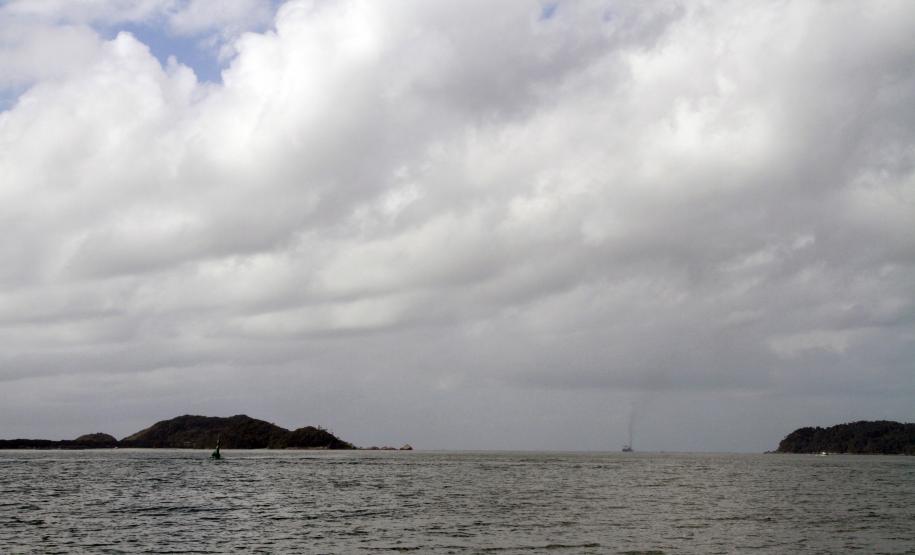 Porto de Paranaguá poderá receber navios de 368 metros de comprimento A autorização da Capitania condiciona a realização de dez manobras experimentais com navios deste porte para avaliar conceder a autorização definitiva das manobras dessa classe de navios, em condições normais