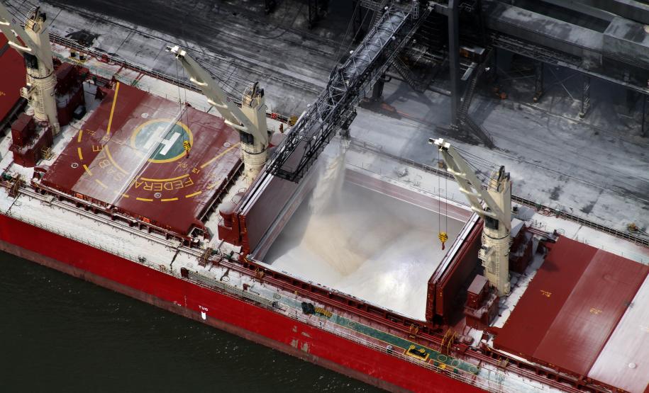 Portos do Paraná exportaram 12% a mais em 2012 De açúcar, foram mais cinco milhões de toneladas exportadas, gerando receita de mais de US 2,6 bilhões.