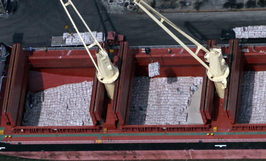 Portos do Paraná exportaram 12% a mais em 2012 O volume de açúcar exportado em 2012 é 5% maior que o registrado em 2011.