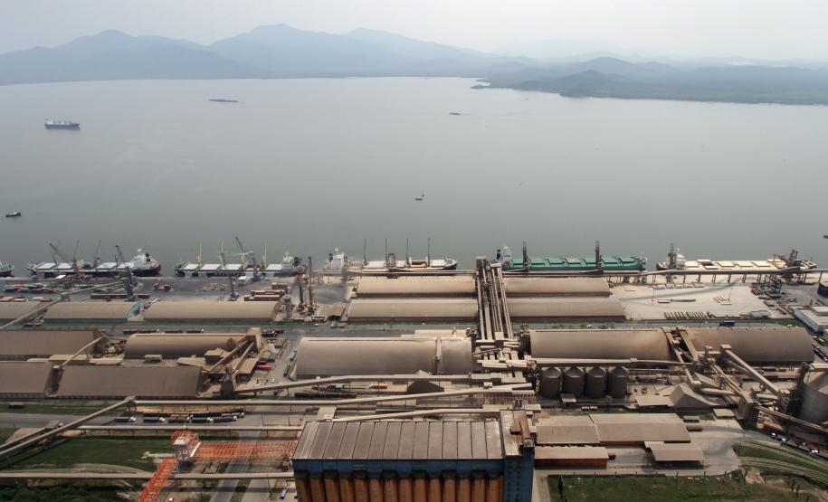 Portos do Paraná exportaram 12% a mais em 2012 Considerando apenas as exportações, foram quase 28,5 milhões de toneladas movimentadas. Esse total é 12% maior que os 25,5 milhões registrados em 2011. Em receita cambial, foram gerados quase US$ 18,6 bilhões – US$ 1 bilhão a mais que no ano anterior.