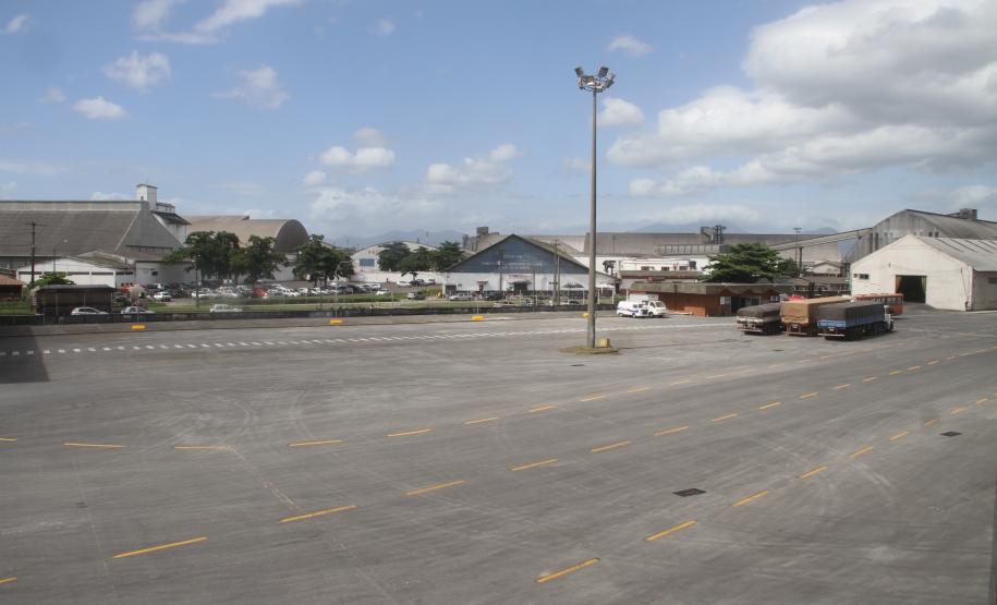 Appa revitaliza sinalização da faixa portuária A Administração dos Portos de Paranaguá e Antonina (Appa) está melhorando a sinalização horizontal (pinturas nas vias) e vertical (placas) na área primária do cais do Porto de Paranaguá.