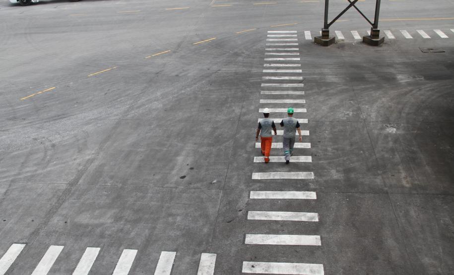 Appa revitaliza sinalização da faixa portuária As faixas de pedestres e as que indicam os sentidos do trânsito foram remarcadas e as placas de trânsito foram substituídas.