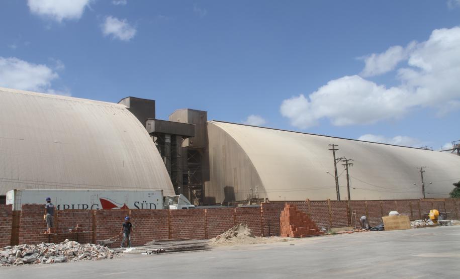 Appa revitaliza sinalização da faixa portuária Cercado – Além das sinalizações de trânsito, melhorias na estrutura também estão sendo promovidas para mais segurança no cais. “Estamos substituindo as atuais cercas de alambrado, por muros de dois metros e meio de altura, com concertina (espécie de arame com aço cortante) no topo, dificultando ainda mais a ação de criminosos e garantindo uma jornada mais tranquila aos trabalhadores da faixa”, conclui Dalmaz.