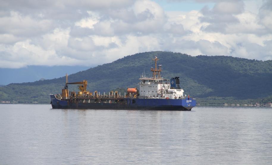 A batimetria final dos trabalhos mostrou que, nesta primeira fase da dragagem, foram retirados do canal cerca 2,7 milhões de metros cúbicos de sedimentos. A draga chinesa que realizou os trabalhos já deixou o Porto de Paranaguá.