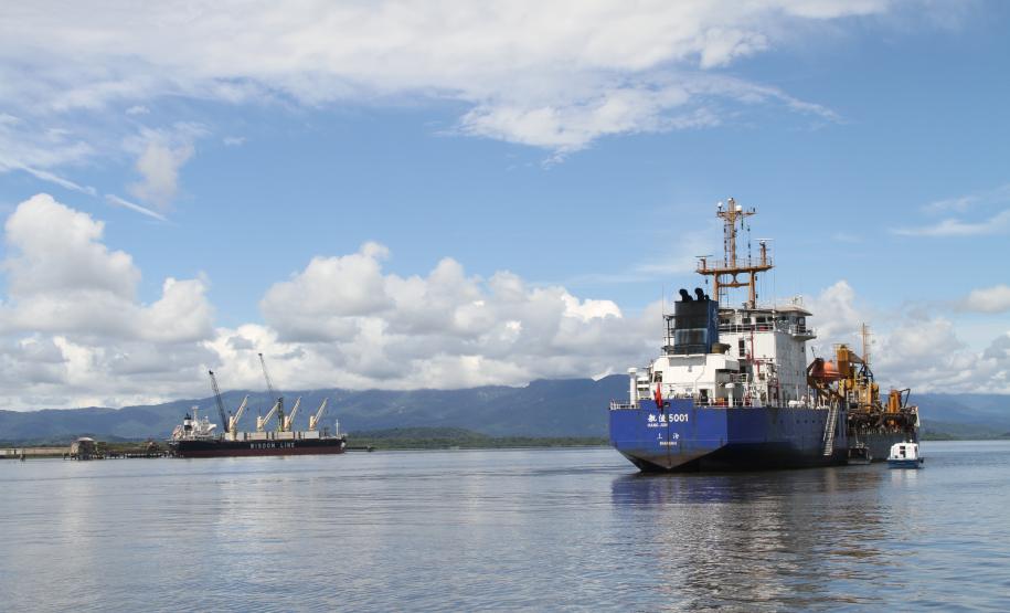 Já está em Antonina a draga que irá realizar os trabalhos do segundo lote da dragagem dos pontos críticos do Canal da Galheta. Também chinesa e com capacidade de cisterna para cinco mil metros cúbicos, o equipamento irá dragar o trecho que compreende o canal de acesso até o Porto de Antonina. O lote dois prevê a retirada de 1 milhão de metros cúbicos num período estimado de cinco meses de trabalho.