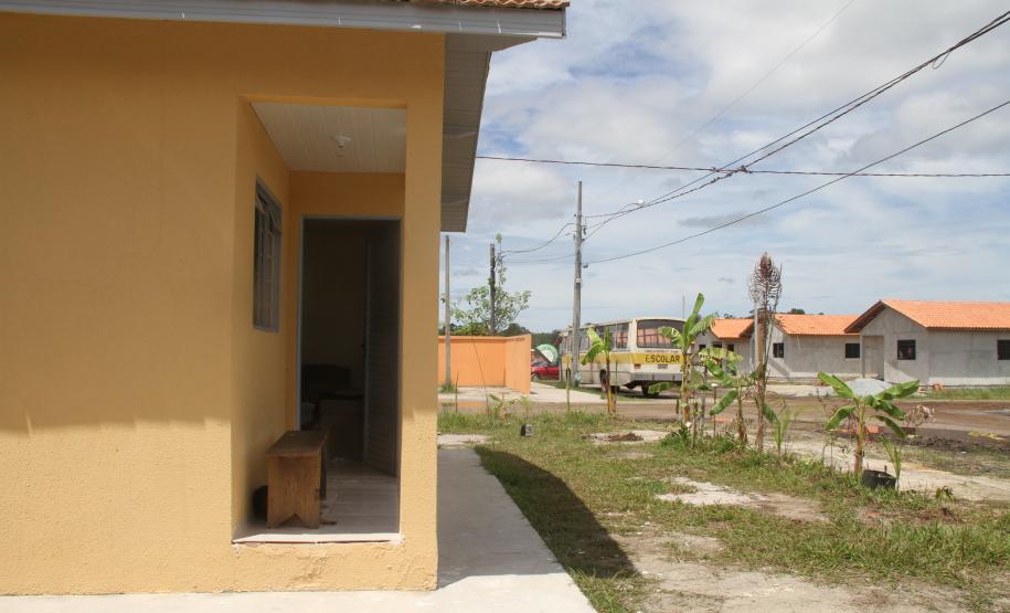 Governo do Paraná entrega casas para famílias removidas de área de risco em Paranaguá O bairro escolhido para receber as novas moradias conta com boa insfraestrutura. Ali funcionam a Escola Municipal Tramujas Filho, que atende 200 crianças, e a Escola Estadual Porto Seguro, com ensino médio e fundamental, com capacidade para 800 alunos, em três turnos, e conta com biblioteca, cancha poliesportiva e laboratório de informática. O Instituto Federal de Educação, Ciência e Tecnologia, que também funciona no local, está ampliando sua estrutura com novas obras.