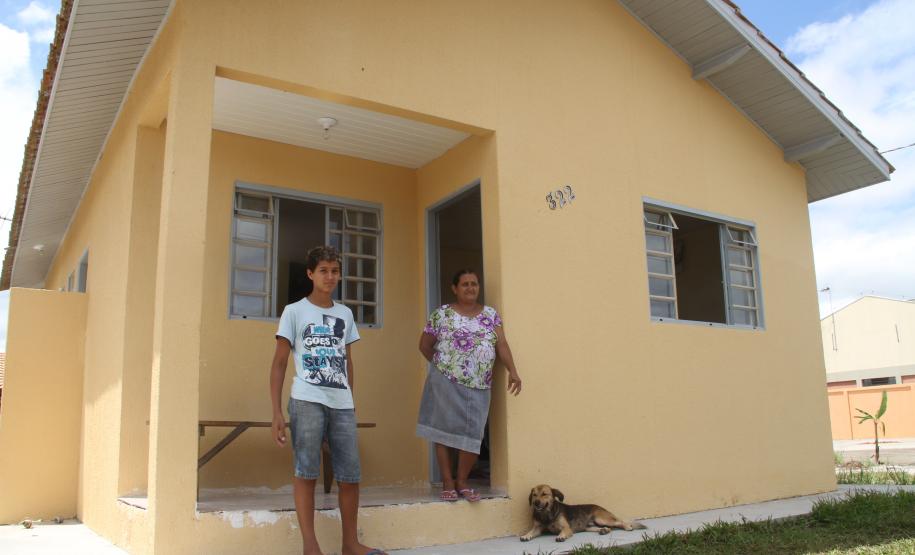 Governo do Paraná entrega casas para famílias removidas de área de risco em Paranaguá As novas habitações foram construídas pela Administração dos Portos de Paranaguá e Antonina (Appa), em parceria com a Companhia de Habitação do Paraná (Cohapar).