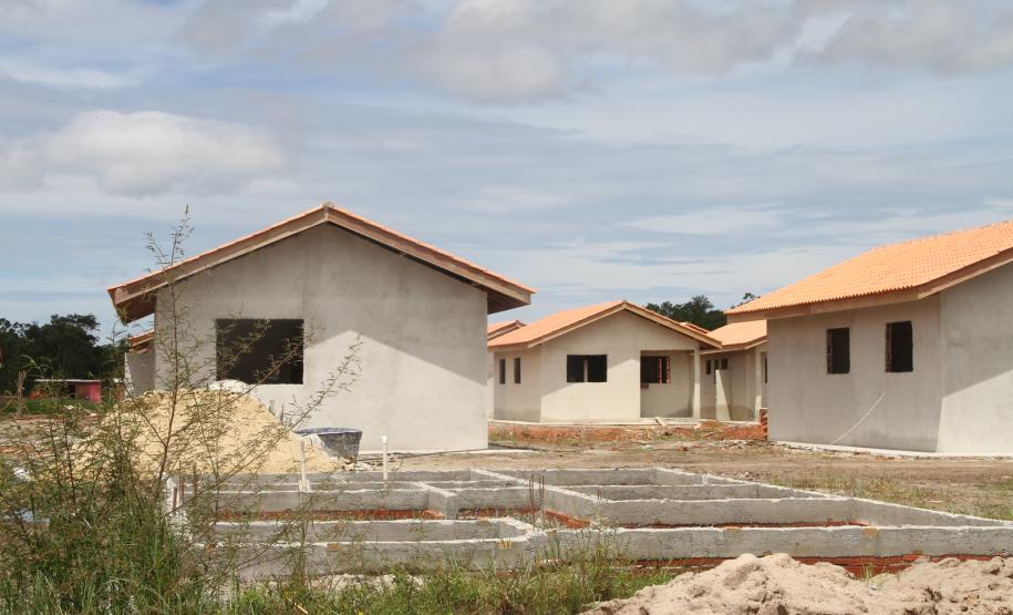 Governo do Paraná entrega casas para famílias removidas de área de risco em Paranaguá Ao todo, são 400 imóveis a serem construídos. Estes estão sendo entregues por etapas. Ainda este ano, até abril, outras 29 devem ser finalizadas, e, até outubro, mais 173- totalizando 232 casas previstas para a primeira etapa do programa.