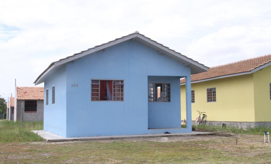 Governo do Paraná entrega casas para famílias removidas de área de risco em Paranaguá Appa já entregou chaves e escrituras de 30 residências em local mais adequado.