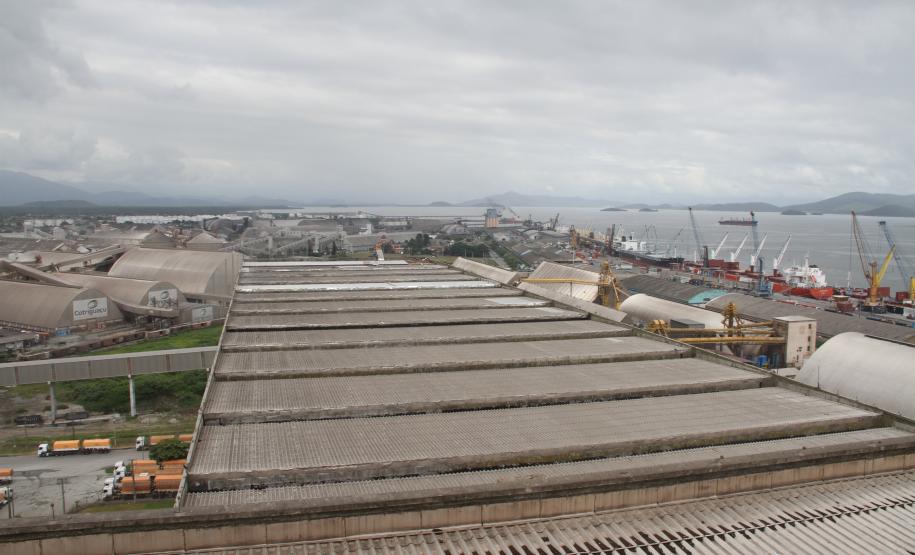 Estragos – As obras de recuperação dos estragos causados pela tempestade que assolou Paranaguá, no último dia 26 de dezembro, também estão concluídas. Emergencialmente, logo no dia 27, uma empresa foi contratada para reparar os danos no Corredor de Exportação. A equipe começou, imediatamente, a trabalhar 24 horas por dia para concluir as obras.