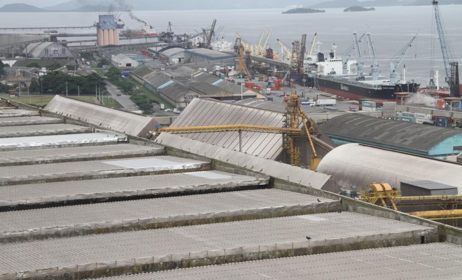 Já operam normalmente as descargas de granéis no Corredor de Exportação do Porto de Paranaguá. As obras de manutenção do complexo já estão concluídas, assim como a recuperação dos estragos causados pelo forte vento (que chegou a 114 km/h no final de dezembro) e as chuvas do final do último mês de dezembro.