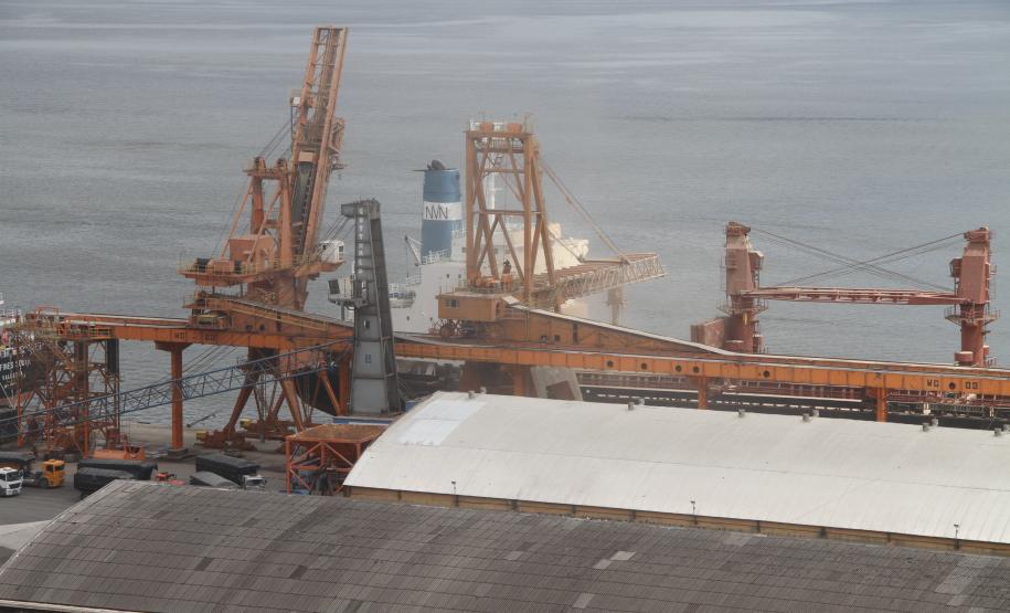 No cais, o silo horizontal (AZ-07B), que armazena farelo de soja, também teve parte da cobertura danificada e já foi arrumado. Outros armazéns – 06C e 06D – onde funcionam algumas divisões da Appa, tiveram telhas arrancadas.  Estas já foram substituídas. Os prejuízos foram contabilizados em R$ 2,8 milhões.