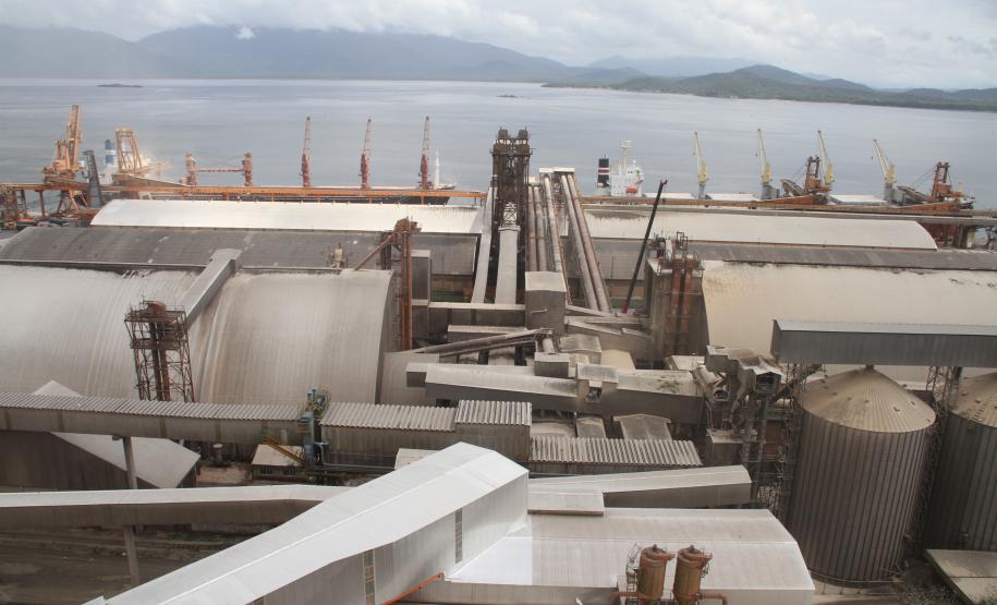 "Os silos horizontais e vertical (Silão) estão limpos, as chaparias e outras peças foram substituídas, e os elevadores também passaram por manutenção. Além das estruturas fixas, as correias transportadoras e os shiploaders também passaram por reparos e estão prontos para operar a todo o vapor”, afirma o diretor técnico da Appa, Paulinho Dalmaz.