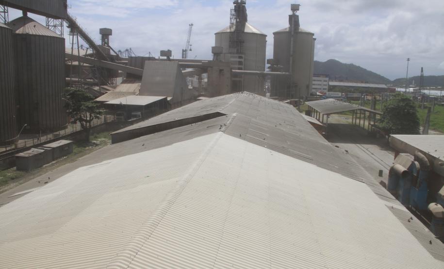 A cobertura da moega foi refeita, assim como parte do telhado do Silão. Os locais mais atingidos pela chuva e o vento foram o pátio de triagem e o Corredor. “A previsão era que terminasse os reparos antes, mas nesses 23 dias de janeiro, tivemos apenas três sem nenhuma chuva. Nos demais, quando não garoou, choveu forte, o que acabou dificultando as obras nos telhados, até por questão de segurança”, explica o diretor técnico da Appa.