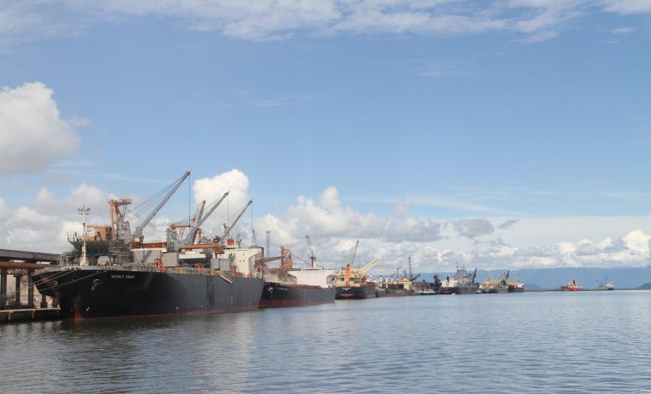 Exportações de milho crescem cinco vezes em Paranaguá Até o próximo dia 3, são esperados 18 navios, que chegam para carregar quase um milhão de tonelada do produto.