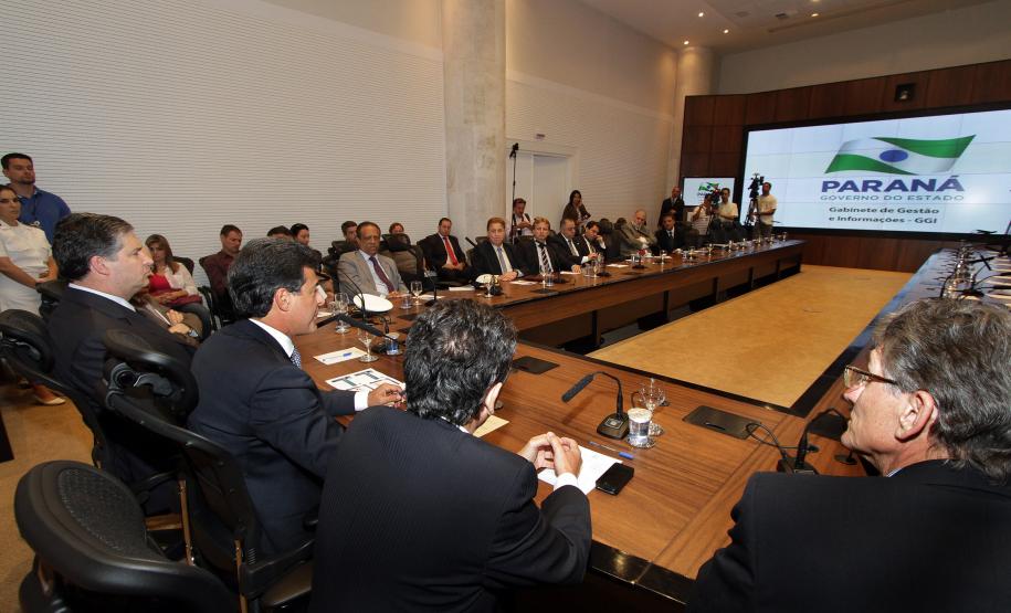 Com safra recorde, Paraná cria regras para evitar filas no Porto de Paranaguá As ações vão sincronizar o trabalho de todos os setores envolvidos e reduzir as filas de desembarque de carga.