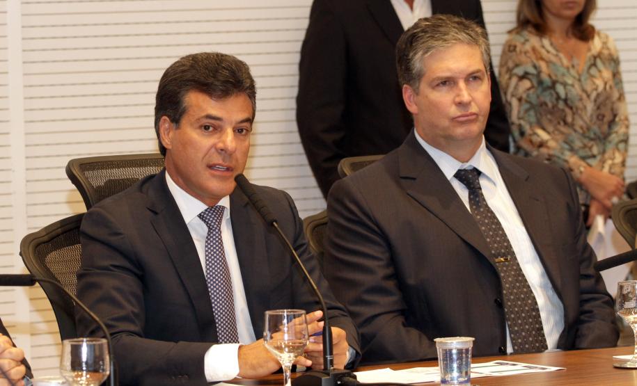 Com safra recorde, Paraná cria regras para evitar filas no Porto de Paranaguá Beto Richa anunciou que, nos próximos dois anos, o governo estadual investirá R$ 1,6 bilhão para melhorar a infraestrutura dos portos paranaenses.