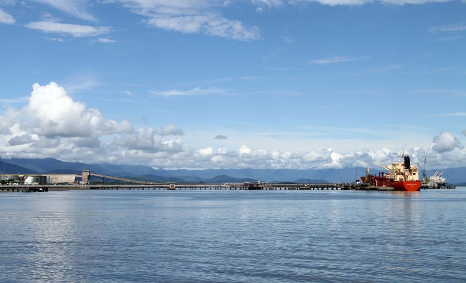 Movimentação de mercadorias nos portos paranaenses cresce 6% em janeiro De granéis líquidos, em 2013 foram mais de 351 mil toneladas. Em 2012, 328 mil.