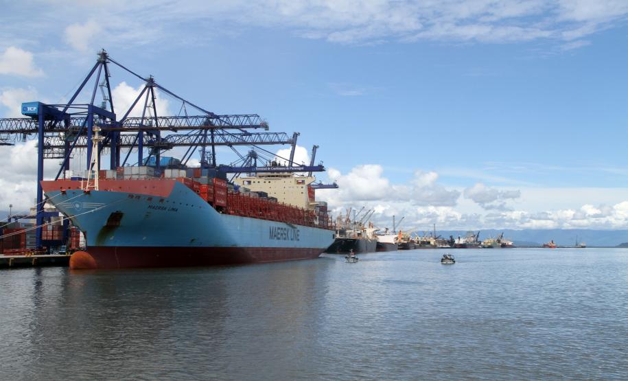 Movimentação de mercadorias nos portos paranaenses cresce 6% em janeiro Os portos do Paraná fecharam o primeiro mês do ano com uma movimentação 6% maior que a do ano passado. Em 2012, em janeiro, foram quase 2,7 milhões de toneladas de cargas movimentadas. Este ano, passou dos 2,85 milhões. As operações de granéis, líquidos e sólidos, foram as que mais aumentaram: 7%. A carga geral aumentou um pouco menos: 4%.