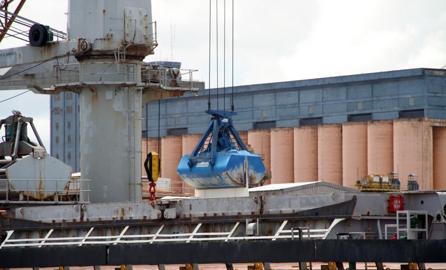 Movimentação de mercadorias nos portos paranaenses cresce 6% em janeiro Considerando a movimentação de granéis sólidos, os portos de Paranaguá e Antonina movimentaram quase 1,9 milhão de toneladas deste produto. No ano passado, foram pouco mais de 1,7 milhão.