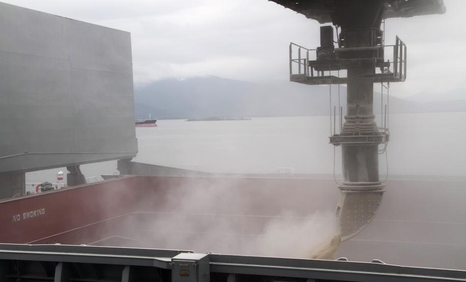 Movimentação de mercadorias nos portos paranaenses cresce 6% em janeiro A movimentação de açúcar, este ano, foi 31% maior em relação a 2012 – de mais de 253 mil, passou para mais de 333 mil.