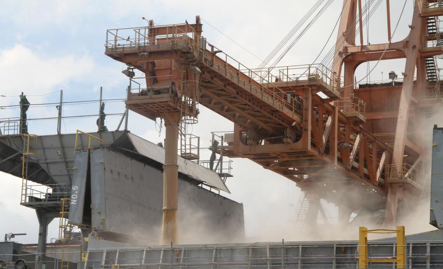 Porto de Paranaguá terá novos shiploaders Os equipamentos hoje existentes no Corredor têm capacidade nominal de 1500 toneladas/hora. No entanto, por serem muito antigos, conseguem embarcar, em média por hora, cerca de 1200 toneladas. “Teremos um ganho de 800 toneladas hora por shiploader, que nos dará um aumento de produtividade na casa dos 60%”, explica o superintendente da Appa, Luiz Henrique Dividino.