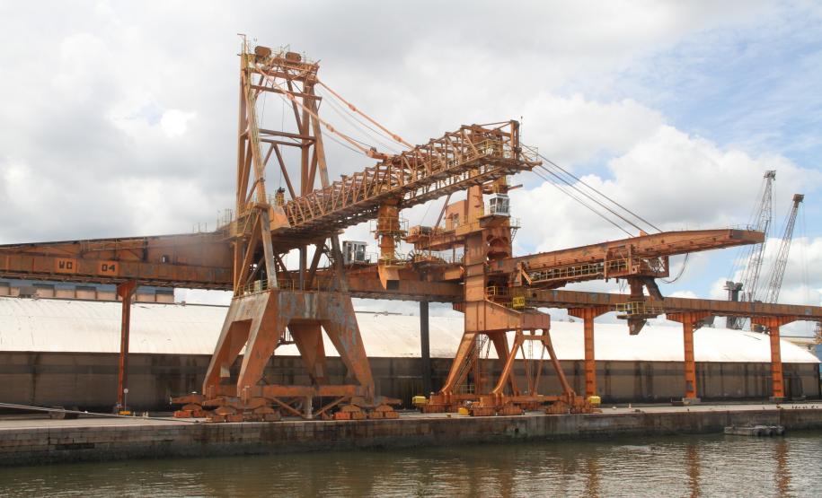 Porto de Paranaguá terá novos shiploaders Os equipamentos hoje existentes no Corredor têm capacidade nominal de 1500 toneladas/hora. No entanto, por serem muito antigos, conseguem embarcar, em média por hora, cerca de 1200 toneladas. “Teremos um ganho de 800 toneladas hora por shiploader, que nos dará um aumento de produtividade na casa dos 60%”, explica o superintendente da Appa, Luiz Henrique Dividino.