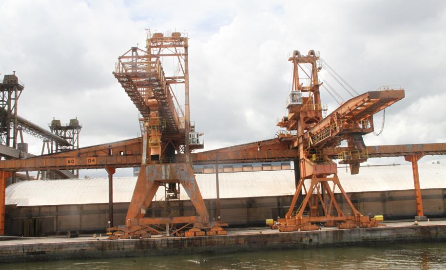 Porto de Paranaguá terá novos shiploaders Os equipamentos hoje existentes no Corredor têm capacidade nominal de 1500 toneladas/hora. No entanto, por serem muito antigos, conseguem embarcar, em média por hora, cerca de 1200 toneladas. “Teremos um ganho de 800 toneladas hora por shiploader, que nos dará um aumento de produtividade na casa dos 60%”, explica o superintendente da Appa, Luiz Henrique Dividino.