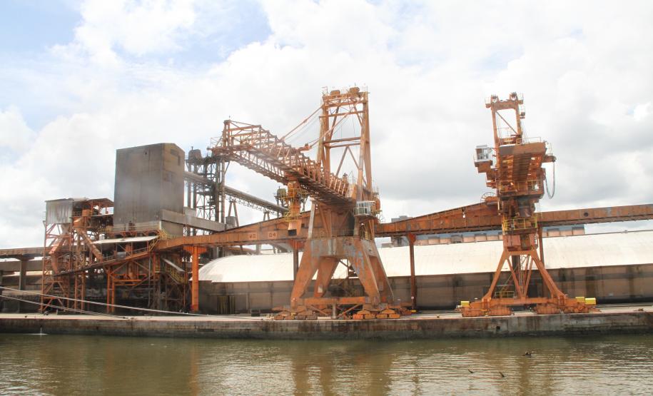 Porto de Paranaguá terá novos shiploaders Os equipamentos hoje existentes no Corredor têm capacidade nominal de 1500 toneladas/hora. No entanto, por serem muito antigos, conseguem embarcar, em média por hora, cerca de 1200 toneladas. “Teremos um ganho de 800 toneladas hora por shiploader, que nos dará um aumento de produtividade na casa dos 60%”, explica o superintendente da Appa, Luiz Henrique Dividino.