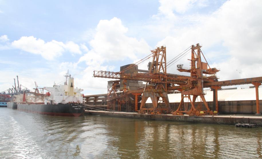 Porto de Paranaguá terá novos shiploaders Os equipamentos hoje existentes no Corredor têm capacidade nominal de 1500 toneladas/hora. No entanto, por serem muito antigos, conseguem embarcar, em média por hora, cerca de 1200 toneladas. “Teremos um ganho de 800 toneladas hora por shiploader, que nos dará um aumento de produtividade na casa dos 60%”, explica o superintendente da Appa, Luiz Henrique Dividino.