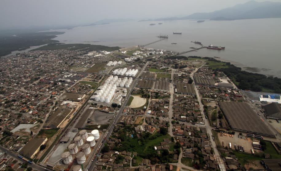 A lista da SEP elenca 25 áreas. Dividino explica que o volume de áreas estimadas suscetíveis a arrendamento é diferente porque a Appa estabeleceu um cronograma de implantações para os próximos cinco anos e retirou as áreas com incertezas ambientais, ou seja, áreas que poderiam ser restringidas pelo meio ambiente tendo em vista o entorno do Porto de Paranaguá.