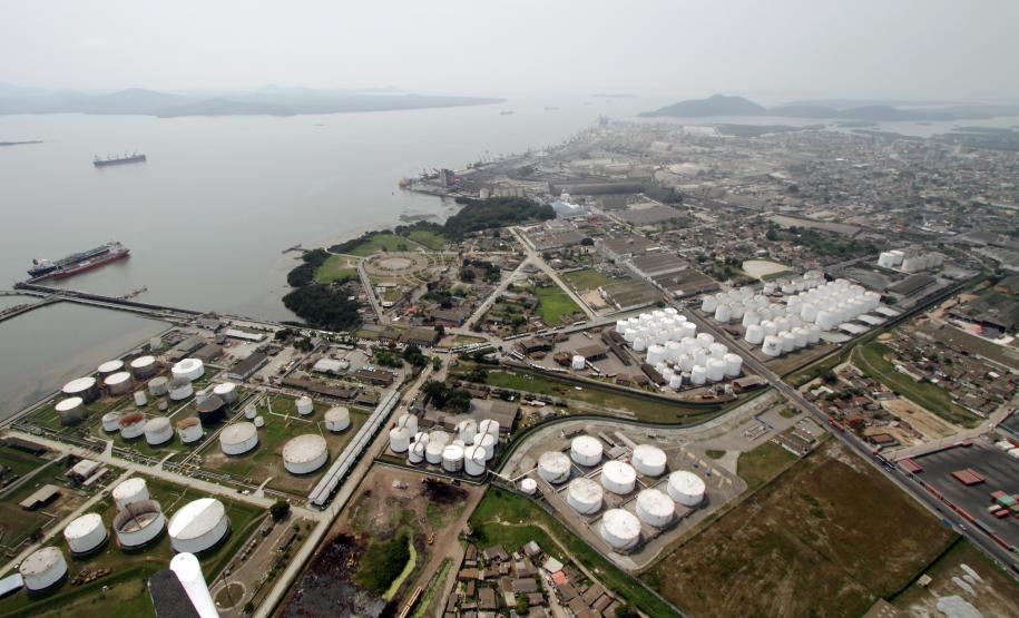 A lista da SEP elenca 25 áreas. Dividino explica que o volume de áreas estimadas suscetíveis a arrendamento é diferente porque a Appa estabeleceu um cronograma de implantações para os próximos cinco anos e retirou as áreas com incertezas ambientais, ou seja, áreas que poderiam ser restringidas pelo meio ambiente tendo em vista o entorno do Porto de Paranaguá.