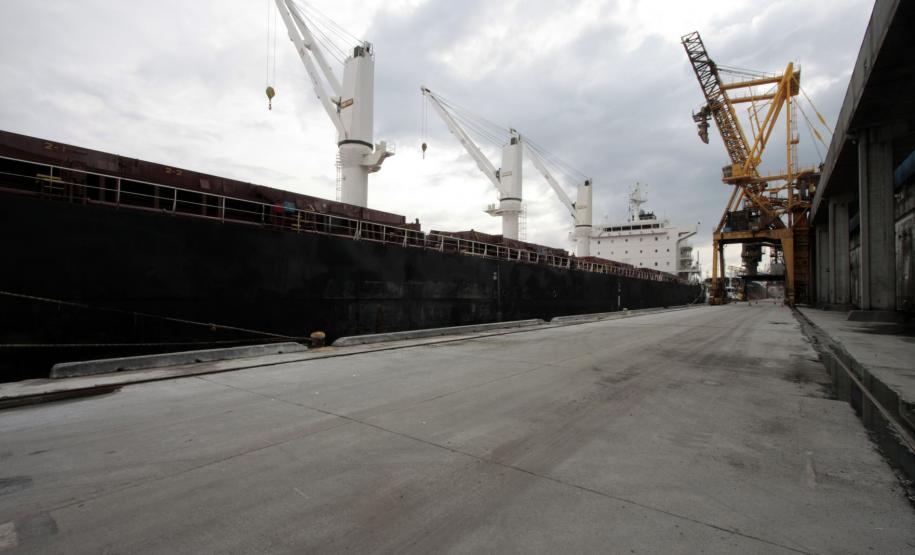 Paralisação de trabalhadores interrompe carregamentos nos portos paranaenses A paralisação dos trabalhadores impossibilitou a operação, no período da manhã, dos 16 navios que estão atracados no cais dos portos de Paranaguá e Antonina