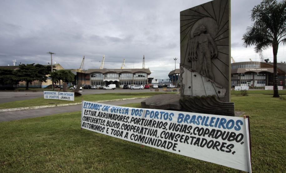 Paralisação de trabalhadores interrompe carregamentos nos portos paranaenses A paralisação dos trabalhadores impossibilitou a operação, no período da manhã, dos 16 navios que estão atracados no cais dos portos de Paranaguá e Antonina.