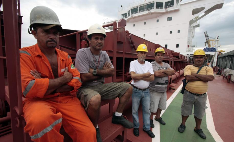 Paralisação de trabalhadores interrompe carregamentos nos portos paranaenses Cerca de 400 trabalhadores portuários avulsos (TPAs) que responderam à chamada do turno das 7h às 13h, no Porto de Paranaguá, cruzaram os braços na manhã desta sexta-feira (22)