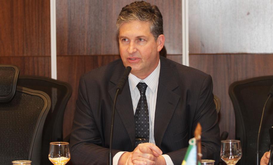 “O Porto de Santa Fé é um porto irmão. Ele tem as mesmas características de movimentação de cargas. Muitas vezes um navio inicia um embarque na Argentina e termina aqui, em Paranaguá. Vamos fazer deles portos complementares”, explicou Luiz Henrique Dividino, superintendente da Administração dos Portos de Paranaguá e Antonina (Appa).