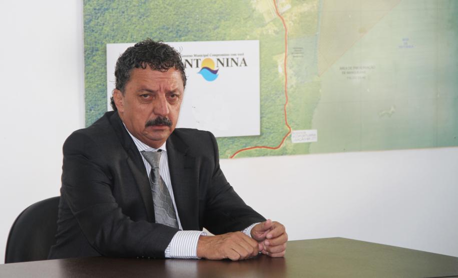 Nova direção do Porto de Antonina O novo diretor do Porto de Antonina, Luis Carlos de Souza, tomou posse do cargo nesta sexta-feira (1). Pela frente, ele encontra o desafio de dar andamento às mudanças propostas pelo Programa de Governo, em Antonina, que já começaram. Souza afirma que - assim como o Governador Beto Richa e o superintendente da Administração dos Portos de Paranaguá e Antonina (Appa), Luiz Henrique Dividino - vai trabalhar para ver o terminal novamente em destaque no cenário nacional.