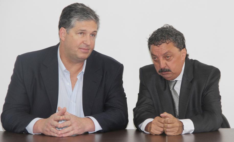 Nova direção do Porto de Antonina O novo diretor do Porto de Antonina, Luis Carlos de Souza, tomou posse do cargo nesta sexta-feira (1). Pela frente, ele encontra o desafio de dar andamento às mudanças propostas pelo Programa de Governo, em Antonina, que já começaram. Souza afirma que - assim como o Governador Beto Richa e o superintendente da Administração dos Portos de Paranaguá e Antonina (Appa), Luiz Henrique Dividino - vai trabalhar para ver o terminal novamente em destaque no cenário nacional.