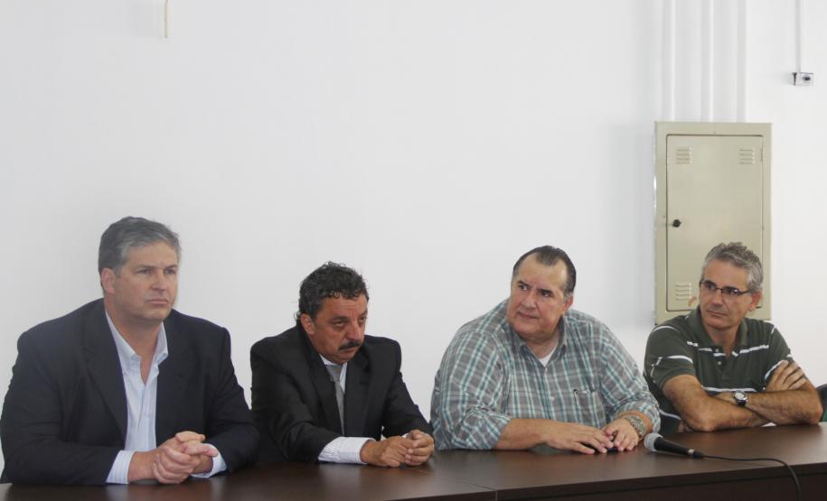 Nova direção do Porto de Antonina O novo diretor do Porto de Antonina, Luis Carlos de Souza, tomou posse do cargo nesta sexta-feira (1). Pela frente, ele encontra o desafio de dar andamento às mudanças propostas pelo Programa de Governo, em Antonina, que já começaram. Souza afirma que - assim como o Governador Beto Richa e o superintendente da Administração dos Portos de Paranaguá e Antonina (Appa), Luiz Henrique Dividino - vai trabalhar para ver o terminal novamente em destaque no cenário nacional.