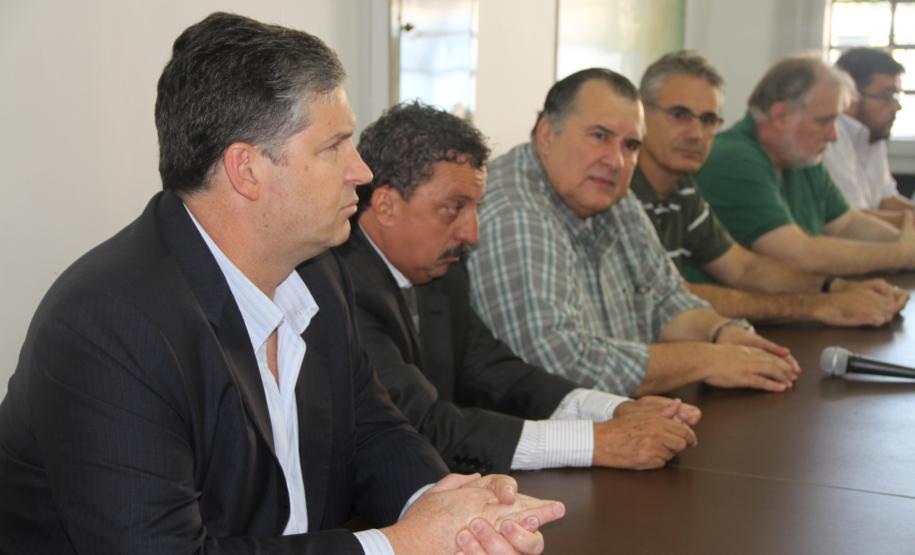 Nova direção do Porto de Antonina O novo diretor do Porto de Antonina, Luis Carlos de Souza, tomou posse do cargo nesta sexta-feira (1). Pela frente, ele encontra o desafio de dar andamento às mudanças propostas pelo Programa de Governo, em Antonina, que já começaram. Souza afirma que - assim como o Governador Beto Richa e o superintendente da Administração dos Portos de Paranaguá e Antonina (Appa), Luiz Henrique Dividino - vai trabalhar para ver o terminal novamente em destaque no cenário nacional.