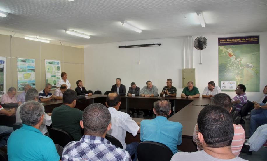 Nova direção do Porto de Antonina O novo diretor do Porto de Antonina, Luis Carlos de Souza, tomou posse do cargo nesta sexta-feira (1). Pela frente, ele encontra o desafio de dar andamento às mudanças propostas pelo Programa de Governo, em Antonina, que já começaram. Souza afirma que - assim como o Governador Beto Richa e o superintendente da Administração dos Portos de Paranaguá e Antonina (Appa), Luiz Henrique Dividino - vai trabalhar para ver o terminal novamente em destaque no cenário nacional.