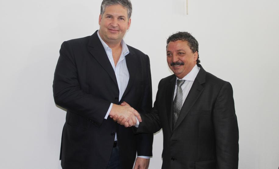 Nova direção do Porto de Antonina O novo diretor do Porto de Antonina, Luis Carlos de Souza, tomou posse do cargo nesta sexta-feira (1). Pela frente, ele encontra o desafio de dar andamento às mudanças propostas pelo Programa de Governo, em Antonina, que já começaram. Souza afirma que - assim como o Governador Beto Richa e o superintendente da Administração dos Portos de Paranaguá e Antonina (Appa), Luiz Henrique Dividino - vai trabalhar para ver o terminal novamente em destaque no cenário nacional.