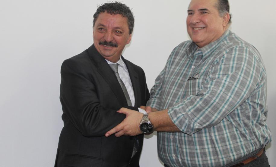 Nova direção do Porto de Antonina O novo diretor do Porto de Antonina, Luis Carlos de Souza, tomou posse do cargo nesta sexta-feira (1). Pela frente, ele encontra o desafio de dar andamento às mudanças propostas pelo Programa de Governo, em Antonina, que já começaram. Souza afirma que - assim como o Governador Beto Richa e o superintendente da Administração dos Portos de Paranaguá e Antonina (Appa), Luiz Henrique Dividino - vai trabalhar para ver o terminal novamente em destaque no cenário nacional.